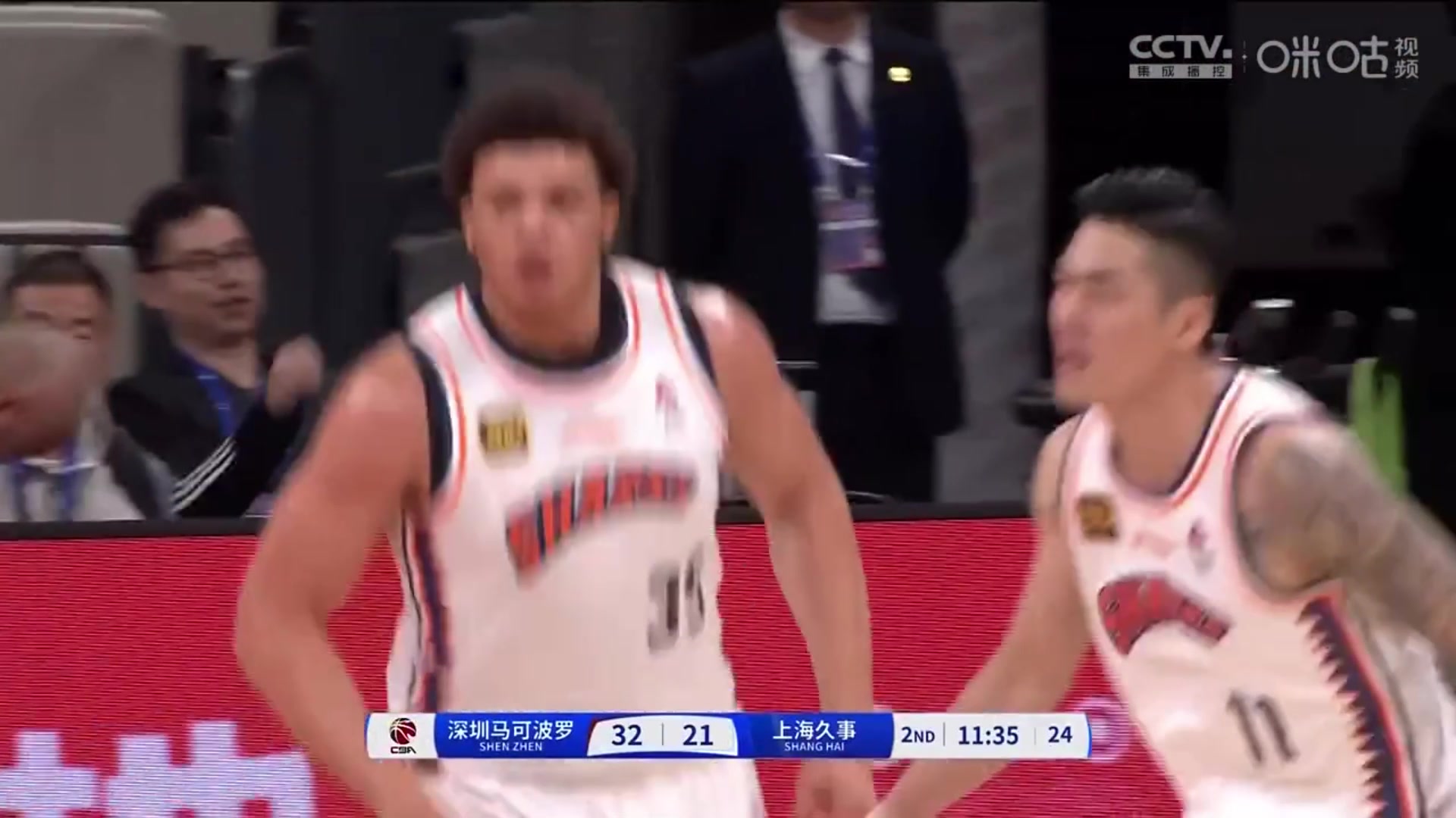  粗中有細！“小胖”洛夫頓1v3慢三步 突破防線獻上單臂重扣